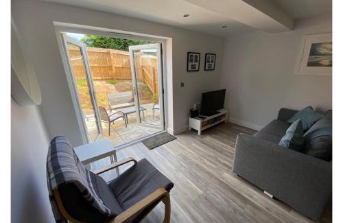 Totnes Apartment | Rainbow View - Modern, central 1-bed flat, free on-site parking