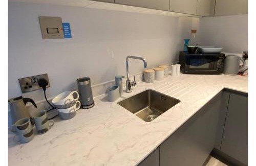 Totnes Apartment | Rainbow View - Modern, central 1-bed flat, free on-site parking