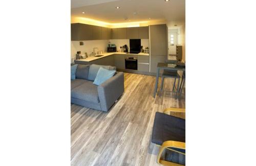 Totnes Apartment | Rainbow View - Modern, central 1-bed flat, free on-site parking
