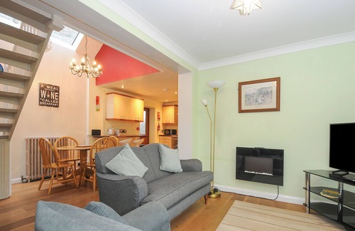 Launceston Cottage | RAINBOWS END, with a garden in Launceston