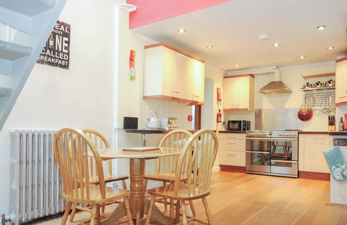 Launceston Cottage | RAINBOWS END, with a garden in Launceston