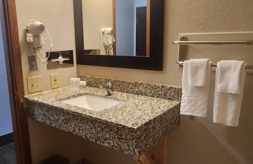 Cedar Rapids - Iowa City Hotel | Ramada by Wyndham Cedar Rapids South