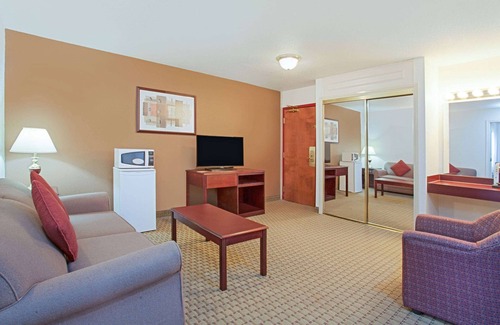 Red Deer Hotel | Ramada by Wyndham Red Deer Hotel and Suites