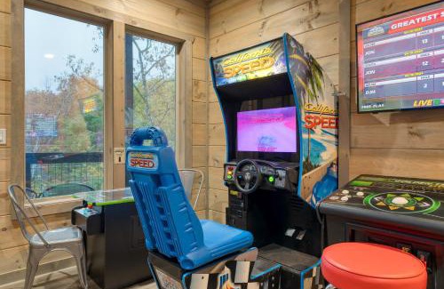 Pittman Center House | Rambling Ridge Lodge by AvantStay Endless Amenities Fun Indoor Pool Hot Tub A Arcade Game Room