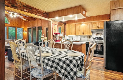 Lake Harmony Cabin | Ranch on Greenwood: Hot tub , fire pits, kayaks, Rafts, Bikes