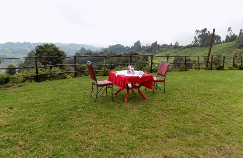 Kiamuturi Cabin | Ranges View Lodge - Triple Room with Private Bathroom