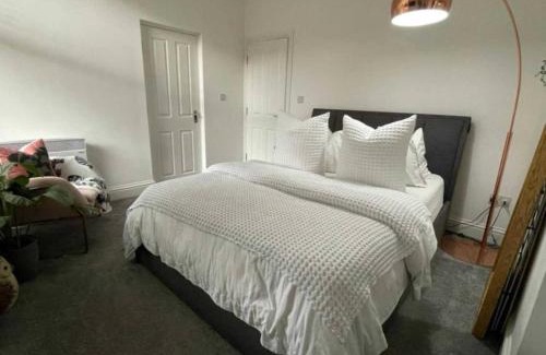 Sefton Park Apartment | Rare Find! By Sefton Park Off-street Parking