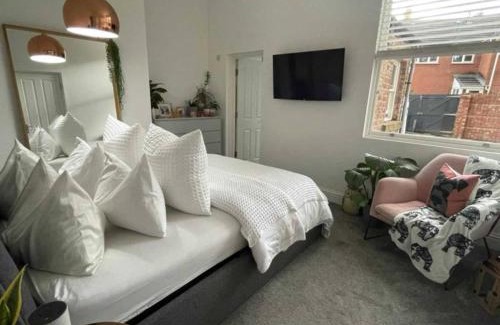 Sefton Park Apartment | Rare Find! By Sefton Park Off-street Parking