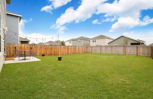 Medina Valley House | Rare Find Luxurious Home Sleeps 13 with Family Fun