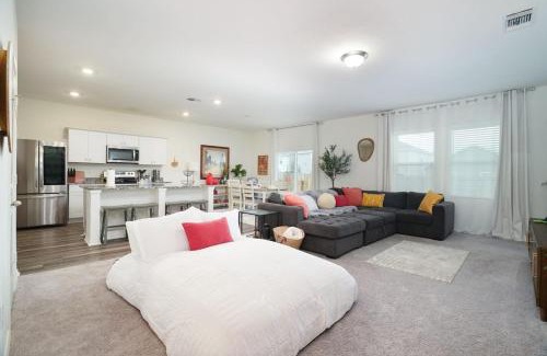 Medina Valley House | Rare Find Luxurious Home Sleeps 13 with Family Fun