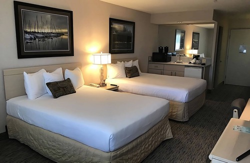 Warrenton Hotel | RARE FIND! TWO COMFY UNITS FOR 8, SAUNA, POOL