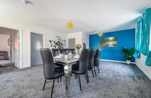 Batley House | -RB 2F 421- For your Relaxed, Cosy stay, Parking