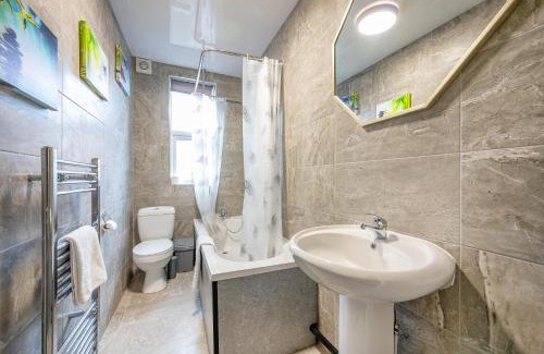 Leeds House | *RD12s* For your most relaxed & Cosy stay + Free Parking + Free Fast WiFi *