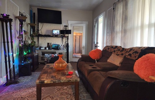 Detroit House | Reasonable Rates 15 Min Away from Downtown Detroit.Home Away from π‘.