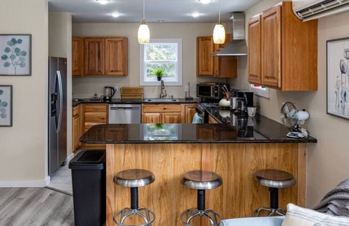 Seawall House | Rebel's Retreat-Minutes to hiking & ocean!