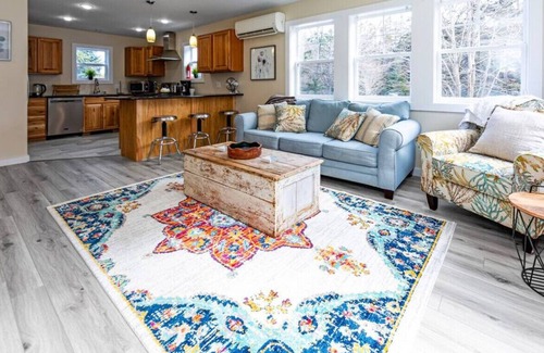 Seawall House | Rebel's Retreat-Minutes to hiking & ocean!