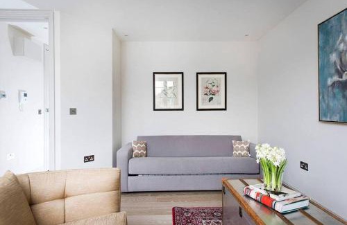 Askew Apartment | Recently redecorated spacious and Modern 1BR flat in West London