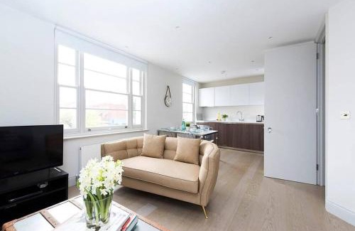 Askew Apartment | Recently redecorated spacious and Modern 1BR flat in West London