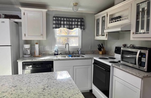 Kingston House | RECENTLY UPDATED Lake Texoma Private Acreage! Sleeps 8. Pet Friendly. 3 acres.