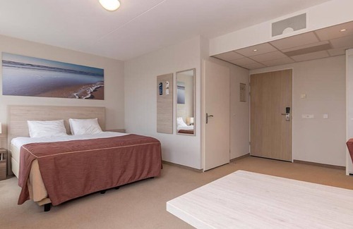 Kamperland Hotel | Recharge in 2 Soothing Haven Steps from the Ocean | Wellness & Pool Access