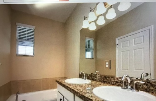 Pembroke Pines House | Recharge in this Mediterranean-style townhome