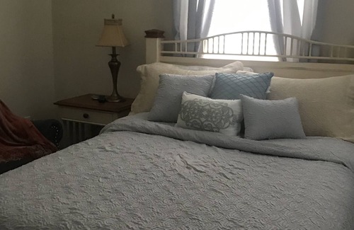 Pembroke Pines House | Recharge in this Mediterranean-style townhome