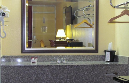 Augusta Hotel | Red Carpet Inn - Augusta