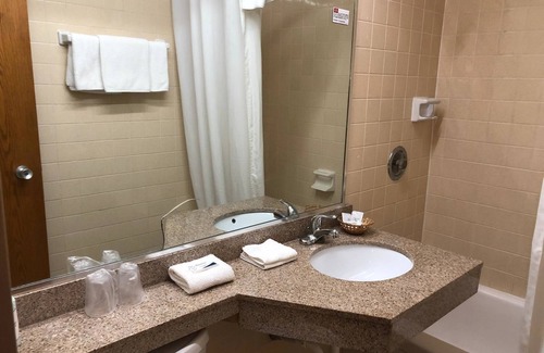 North Syracuse Hotel | Red Carpet Inn North Syracuse