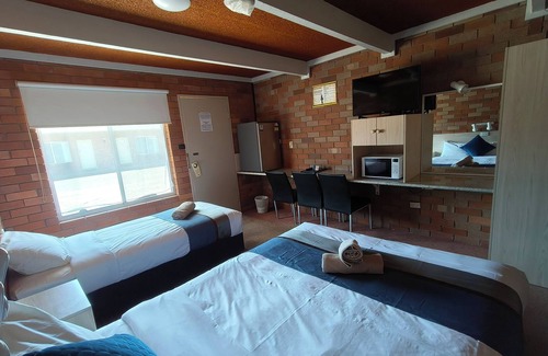 Gunnedah Hotel | Red Chief Motel