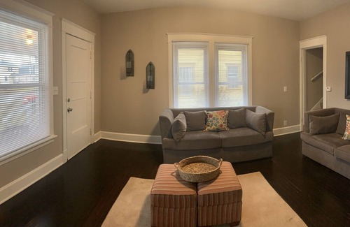 Middletown House | Red Door Charm 4 bed 2 Bath With Hot Tub