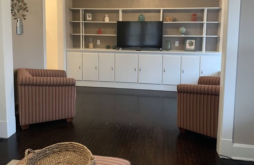 Middletown House | Red Door Charm 4 bed 2 Bath With Hot Tub