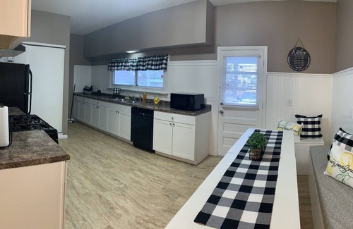 Middletown House | Red Door Charm 4 bed 2 Bath With Hot Tub