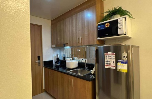 Legazpi Village Condo | RED Luxe Haven Comfy Stay, Netflix and Fast Wifi Ready
