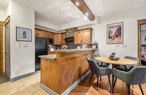 East Kootenay Apartment | Red Maple Retreat | Hot Tub | Pool | Gas Fireplace