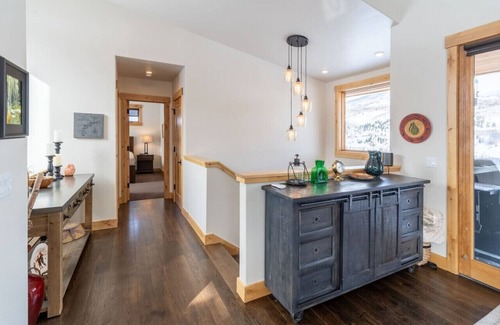 Silverthorne House | Red Mountain Hideaway- Luxury Mountain Home, Views!