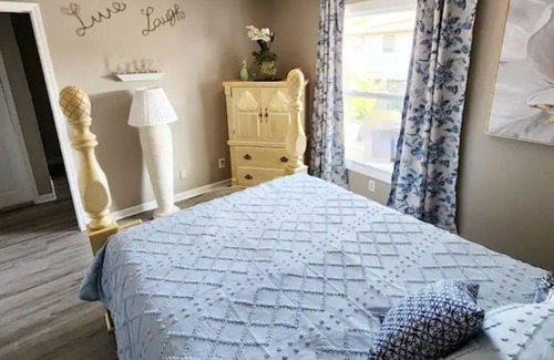 Milwaukee House | Red Pineapple Townhouse - An eclectic paradise minutes away from attractions!