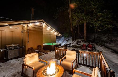 Sugar Pine House | Red Rock Falls Cabin, 8 miles from Yosemite South Gate, with trailhead, Game Room and HotTub