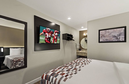 Harbor Hotel | Red Roof Inn Carson - Wilmington