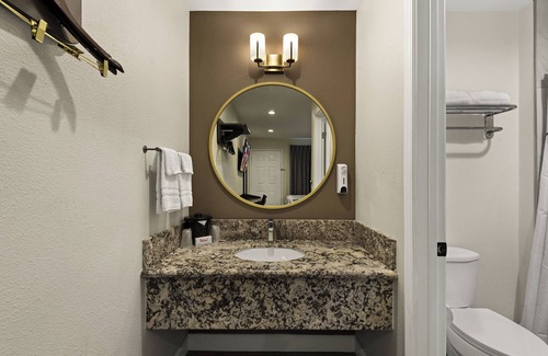 Harbor Hotel | Red Roof Inn Carson - Wilmington