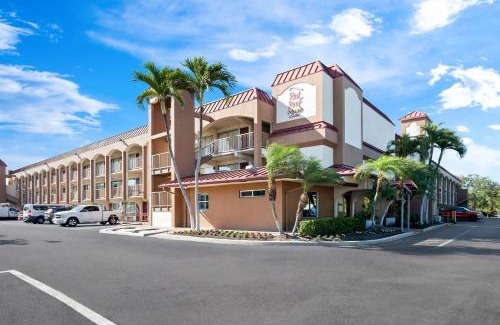 East Naples Hotel | Red Roof Inn PLUS+ & Suites Naples Downtown-5th Ave S
