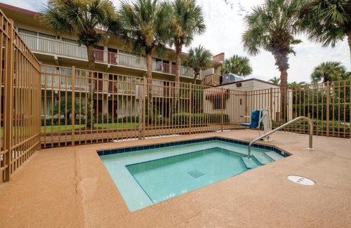 East Naples Hotel | Red Roof Inn PLUS+ & Suites Naples Downtown-5th Ave S