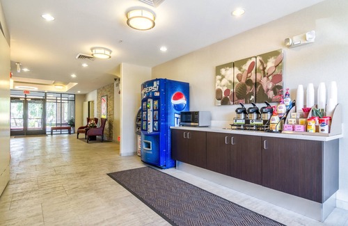 Tempe Hotel | Red Roof Inn PLUS+ Tempe - Phoenix Airport