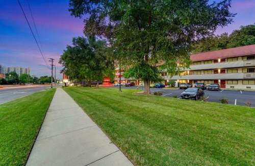 Belle Haven Hotel | Red Roof Inn PLUS+ Washington DC - Alexandria