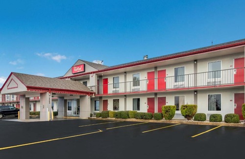 Jackson Hotel | Red Roof Inn & Suites Jackson, TN