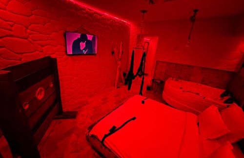 Sector 4 Hotel | Red Room
