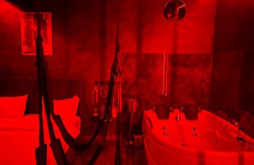 Sector 4 Hotel | Red Room