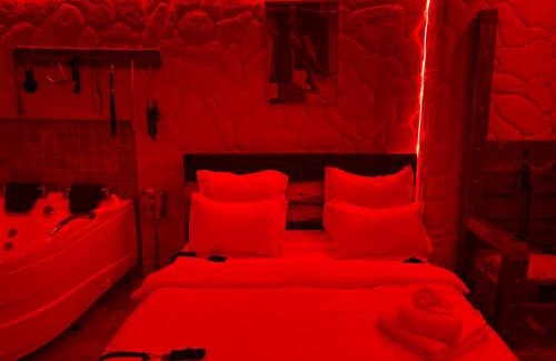 Sector 4 Hotel | Red Room
