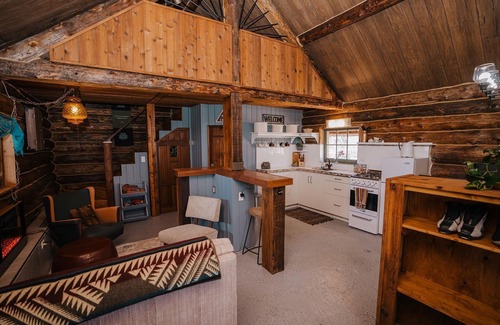 Pincher Creek Cabin | Red's Cabin- Your cosy farm getaway 5 minutes from Pincher Creek