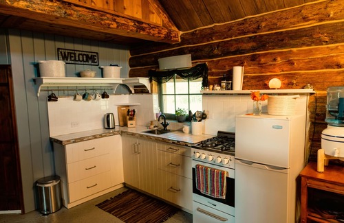 Pincher Creek Cabin | Red's Cabin- Your cosy farm getaway 5 minutes from Pincher Creek