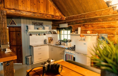 Pincher Creek Cabin | Red's Cabin- Your cosy farm getaway 5 minutes from Pincher Creek